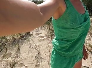 SEX OUTDOOR A la plage je me doigte et me fais jouir dans les dunes à l'abris des regards des voyeur