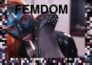 bdsm, pieds, baisers, fétiche, latex, face-sitting, domination, femme-dominatrice, poupée, jambes