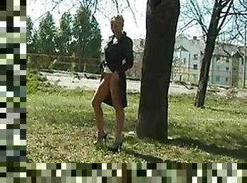 Sexy gal takes a piss in a public park