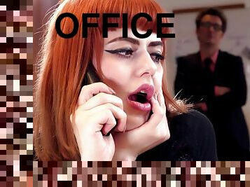 birou-office, amatori, muie, pula-imensa, milf, hardcore, star-porno, roscata, tatuaj, pula