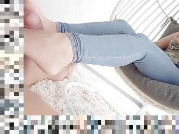 gros-nichons, levrette, orgasme, chatte-pussy, ejaculation-sur-le-corps, latina, branlette, joufflue, voiture, pieds