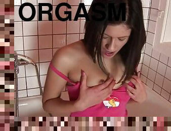 Hot teen rubbing her pussy in the bathroom for us
