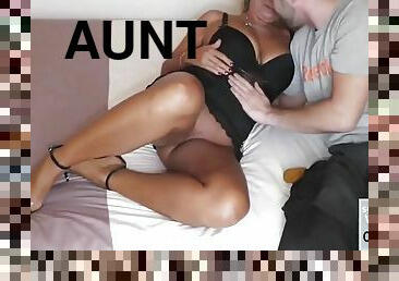 Heisse gebraunte Milf lutscht schwanz