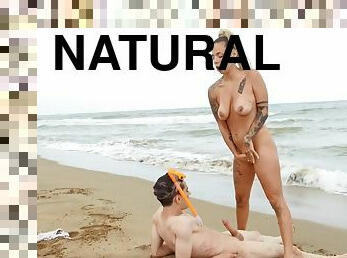 большие-сиськи, огромный-член, на-пляже, натуральные-сиськи, красивые, оральный-секс, татуировки
