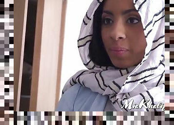 Arab babe Mia Khalifa gives hot cock sucking lessons