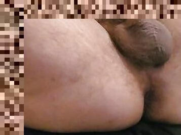 HAIRY MUSCLE BEAR SHOWS OFF ASSHOLE UNTIL HE CUMS!