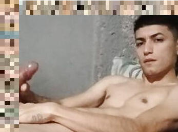 Joven vergudo eyaculando muy caliente