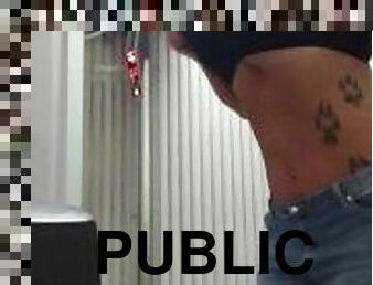 cul, gros-nichons, public, amateur, percé, salle-de-gym, tatouage, elle-se-déshabille