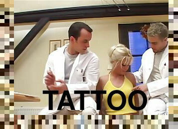 gros-nichons, anal, énorme-bite, trio, blonde, tatouage