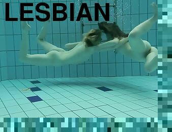 lesbian-lesbian, teransang, kolam-renang, fetish-benda-yang-dapat-meningkatkan-gairah-sex, berambut-cokelat