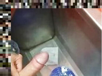 mandi, mastubasi, umum, cumshot-keluarnya-sperma, remaja, homo, handjob-seks-dengan-tangan-wanita-pada-penis-laki-laki, sentakkan, tertangkap, seorang-diri