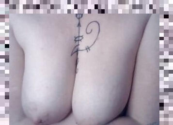 tetas-grandes, enorme, pezones, natural, tetas, tatuaje, chupando