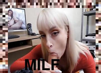 Milf Hat Ihn Beim Porno Gucken Erwischt