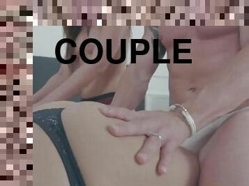 swingers, cuplu, sex-in-grup, cu-degetelul, maurdara, sarutand, iubita, blonda, sex-in-patru, naturala