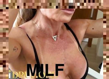 Loira Milf colocou o plug no cúzinho e foi transar com um seguidor