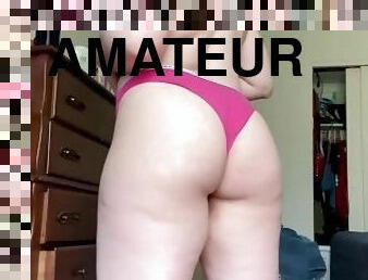 Phat ass white girl panty-less shaking ass