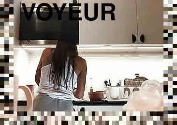 fichette, amatoriali, giovanissime, video-casalinghi, videocamera, voyeur, sottane, cucina, mutandine, strette