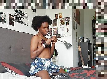 transexual, negra-ebony, travesti, a-solas, fumando