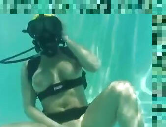 Laci underwater masturbation 2