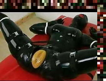 bdsm-seks-kasar-dan-agresif, permainan-jari, latex, bondage-seks-dengan-mengikat-tubuh, boneka-cantik, karet