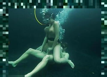 Bella gets hot underwater fucking