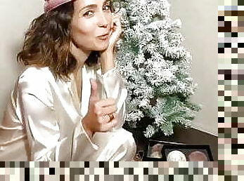Caterina Balivo decorating a Christmas tree