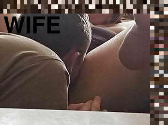 Hubby lick his pregnant wife&rsquo;s pussy