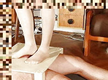 bdsm, esclave, pieds, femme-habillée-mec-nu, kinky, fétiche, hongrois, maîtresse, humiliation, branlette-avec-les-pieds