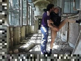 Horny Urban Explorers! Sloppy deepthroat and massive squirt in an abandoned house!