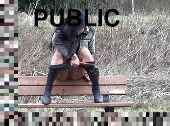 in-afara, pisandu-se, public, amatori, bunaciuni, camera, voyeur, fetish, solo, cehoaica