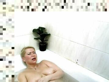 banyo-yapma, büyük-göğüsler, mastürbasyon-masturbation, meme-uçları, boşalma, olgun, ihtiyar-kadın, orta-yaşlı-seksi-kadın, anneciğim, sarışın