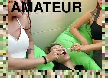 amateur, lesbienne, bdsm, trio, rousse, kinky, fétiche, fumer, maîtresse, domination