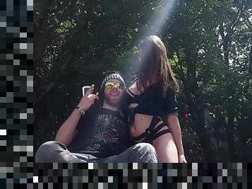 je me promne nue au festival hellfest en public