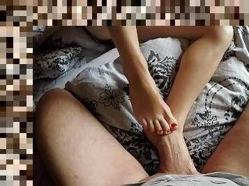 russe, amateur, ejaculation-sur-le-corps, ados, massage, pieds, point-de-vue, ejaculation, sœur, branlette-avec-les-pieds