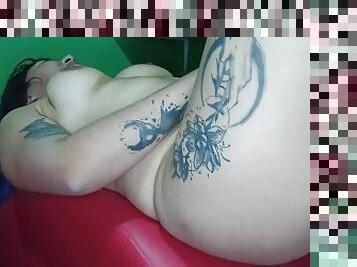 Sexo en el sillón tántrico con la chica hermosa de los tatuajes