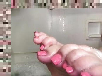 Bathing feet (PINK TOES)
