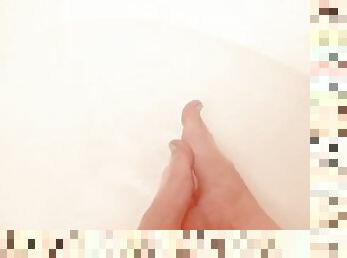в-ванне, любительское, трахну-эту-маму, ножки, соло, поддразнивание, пальцы-на-ногах