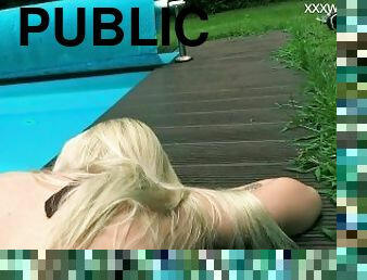 masturbation, publik, brudar, tonåring, porrstjärna, blond, pool, fetisch, små-bröst, undervatten