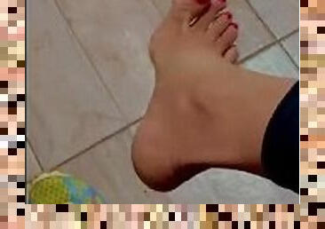 Giantess Samira Show you her feet