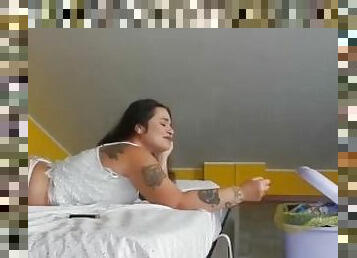 teta-grande, amador, mamas, fetiche, sozinho, fumando, morena, tatuagem