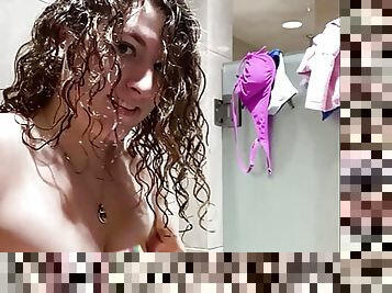 Tranny jerks off in the shower