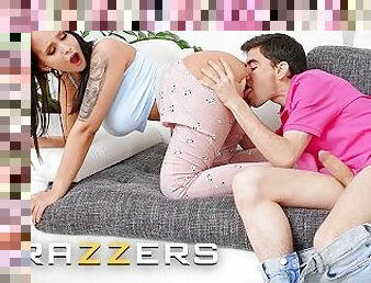Brazzers - Once Jennifer Mendez's Bf Leaves The Room, She Grabs The Opportunity To Fuck A Huge Dick