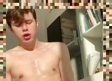 18 year old twink CUMS EXTREM HOT