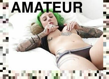 Green Haired Yanks Lola Toying Her Pussy