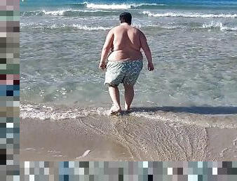 Je baigne mon énorme ventre de chubby dans la mer