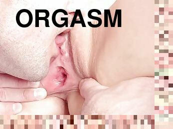 clitoris, orgasm, pasarica, amatori, bunaciuni, adolescenta, cu-degetelul, stramta, de-aproape, uda