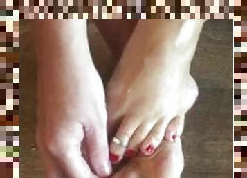 Milf oiling her almost perfect feet