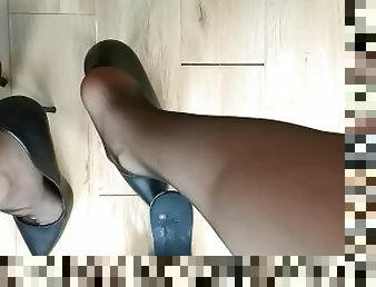 femme-de-ménage, masturbation, bureau-office, collants, ejaculation-sur-le-corps, milf, jouet, branlette, black, pieds