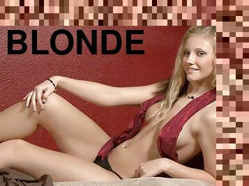 blond, alene