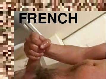Jeune français se branle sous la douche